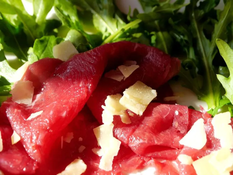 Manger un carpaccio de bœuf à la burrata, Reims, By Chapeau